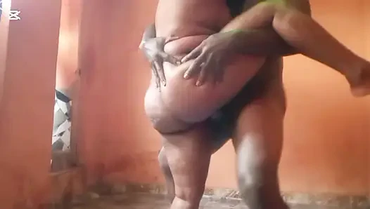 Seksi kiracı minderde sikişiyor