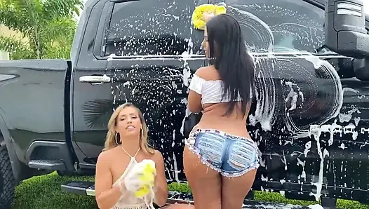 Rose Monroe kesinlikle sikişmek için en sevdiğim kızlardan biri neden olduğunu söylemem gerekiyor mu!? Yani şuna bak.