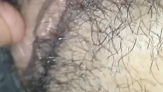 Utangaç kız bacaklarını açıyor