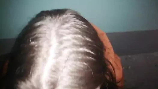 Bir arkadaşımın verandasında yarak emiyor