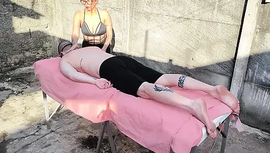 Ateşli sarışınla açık havada çıplak masaj