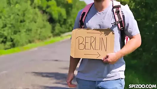 Baştan çıkarıcı Eveline Dellai koca yaraklı adamla ateşli seks yapıyor