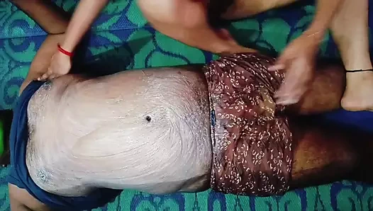 Ateşli kız tarafından masaj salonunda gerçek mutlu son