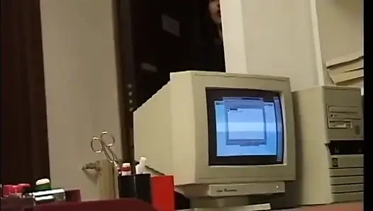 Kıllı amcık yalama ofisteki masada parmaklıyor