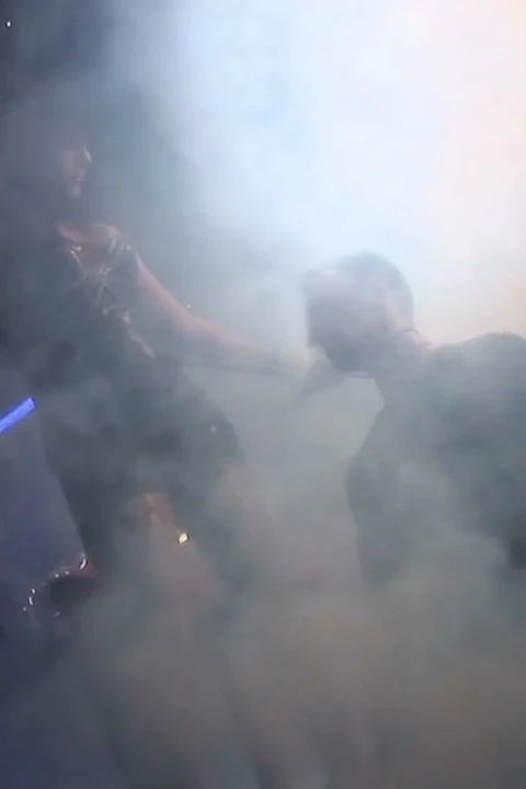 Sahibe seks kölesini kontrol ediyor