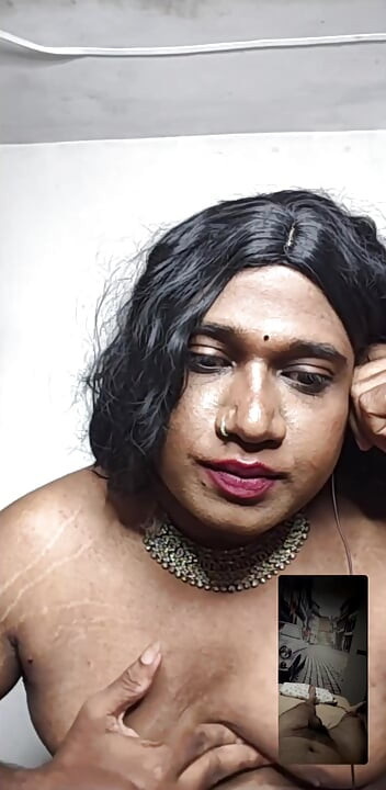 Hintli trans, müşterisi için seksi vücudunu sergiledi