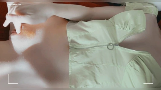 Minyon kızıl saçlı kedi orgazm olur. küçük bir klitorisin mastürbasyonu ve tatlı bir orgazm. çıplak sıska kız