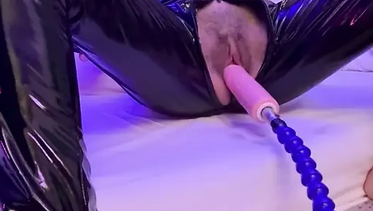 Lezzetli sarışın seks makinesiyle sert seks yapıyor ve sonunda boşalıyor ve fışkırtıyor