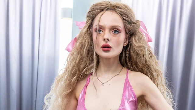 Худенькой настоящей гибкой кукле уничтожают ее задницу