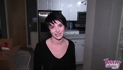 Komşular üvey kız Kitty döl alıyor