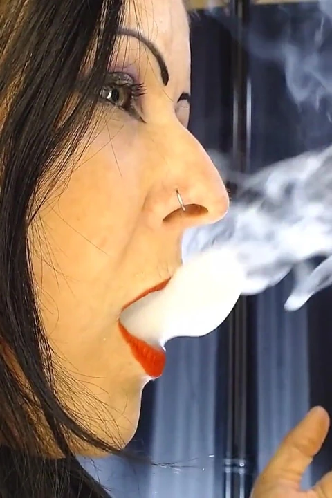 Seksi kırmızı dudaklar profili sigara içiyor