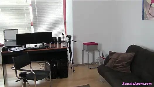Kadın ajan - muhteşem Diana Daisy amcık yalamadan ve oyuncu seçmelerinde ateşli vibratörle oynamadan önce ofis fotoğraflarını çekiyor