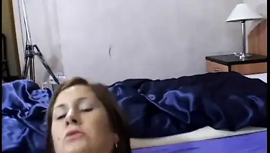 Esmer kadın yatakta yatarken sıkı amına yarak alıyor