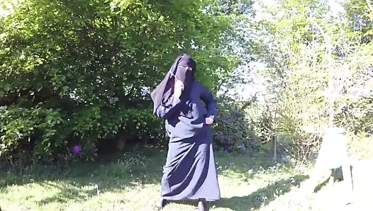 Burka ve çorap giyen Müslüman – dışarıda parlıyor