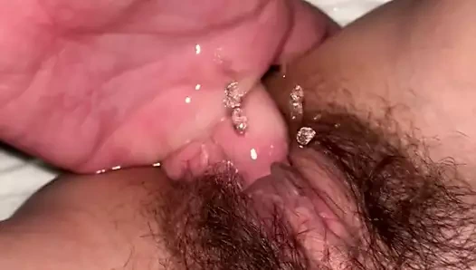 Kıllı kedi oyuncak sırasında parmak