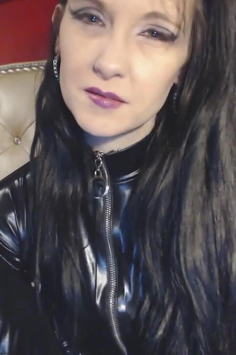 Kadın kılıklı sürtük