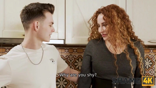 Utanç4k. güzel milf harika bir komşu olmaya çalışıyor