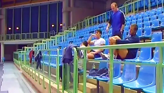 Sevimli Fransız genç kız soyunma odasında sikiliyor