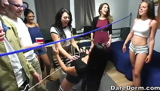 Reality Kings - latin Stacey Levine ve Megan vahşi bir yurt odası partisi sırasında minik götlü şortla üçlü seks yapıyor