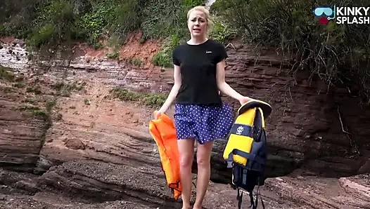 İçine boşalmak için en seksi can yeleğini seçiyor