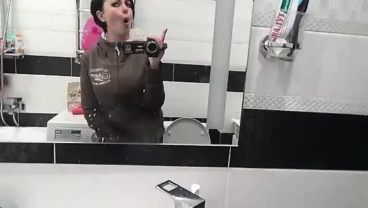 Uzun çaresizlik ve çok fazla sıvıdan sonra uzun ve çok fazla tuvalette işiyor