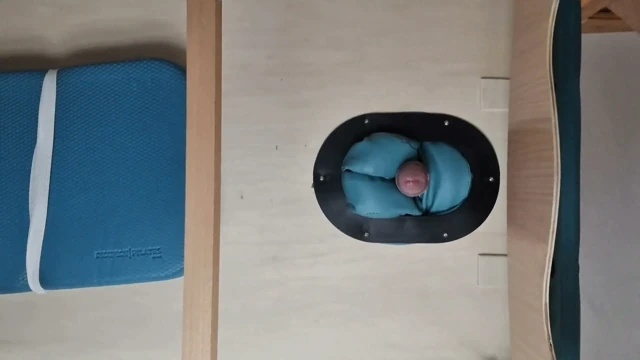 Aşağıdaki masaj masasını sikiyor