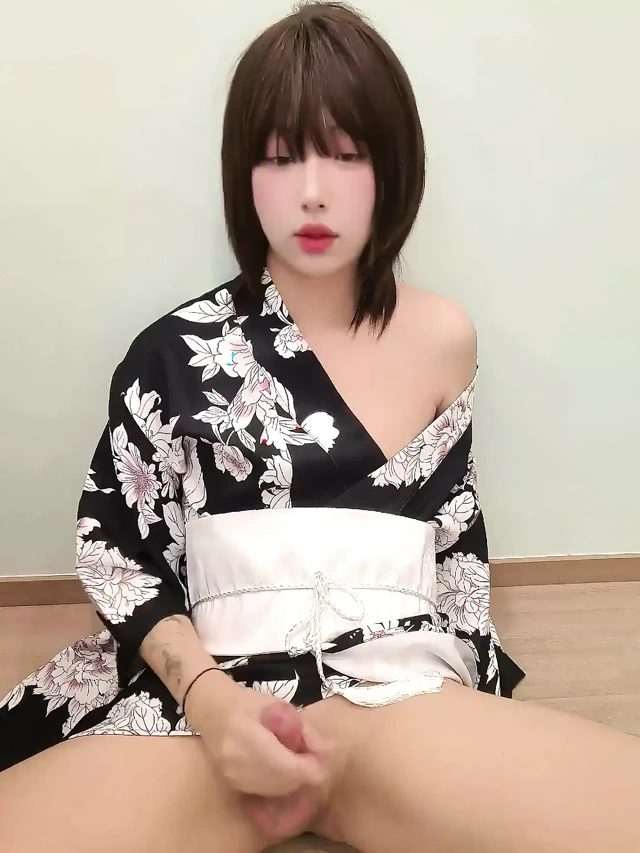 Süper güzel Asyalı ladyboy büyük yarağını oynuyor, büyük yarağına hizmet edecek misin?