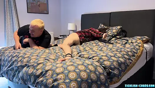 Bear Matt'ın domine ettiği gıdıklanmaktan nefret eden zincirli testere