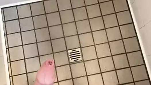 Tatilde duş alırken bir kez daha azgın