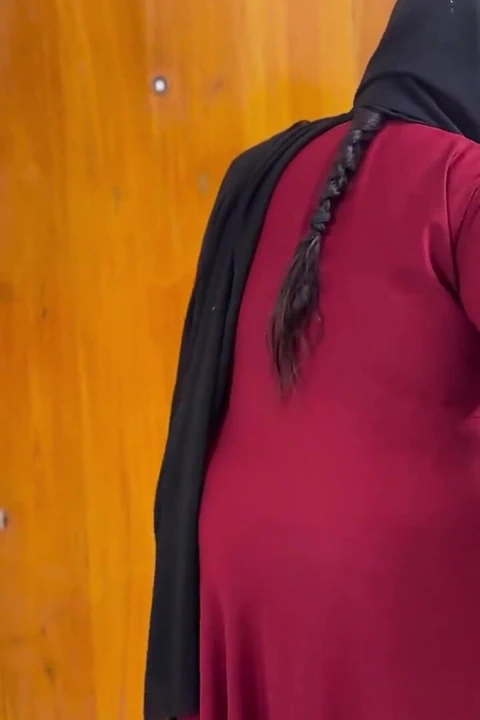 Arap güzel otel hizmetçisi odamı temizliyor ve büyük götünü ve büyük göğüslerini görüyorum