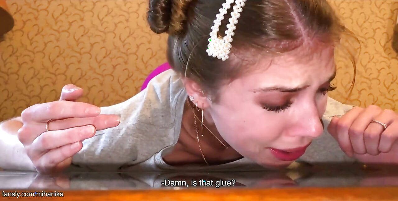 Yine yapış yapış oldum ve üvey erkek kardeşimden bana yardımmesini istiyorum