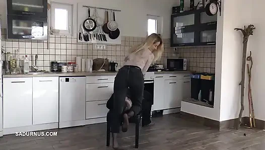 Bayan Amy Douxxx kölenin yüzünde kendini mutlu ediyor