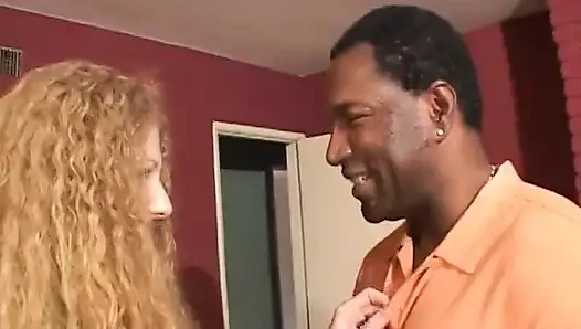 Muhteşem hatun kıllı amcığının büyük siyah bir yarakla sert sikilmesinin tadını çıkarıyor