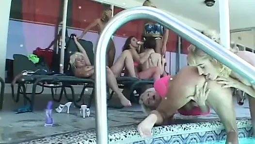 İki azgın lezbiyen yerde iki yollu dildoyla birbirlerini sikiyor