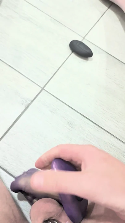 Lily kocaman anal pluguyla fistlenmeye hazırlanıyor