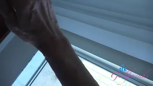 Yıllar sonra Lily çişini yapmak için çaresizce ortaya çıkıyor, sen gün batımını izliyor, sonra ben amının içine boşalana kadar emiyor ve üstüne çıkıyor