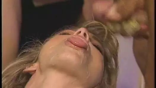 Seksi iç çamaşırlı sarışın iki adamla sert üçlü seks yapıyor