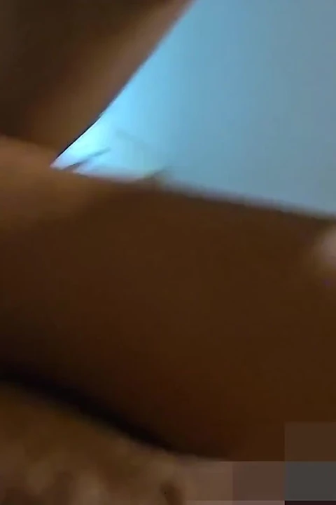 Ben çekici bir eşim ve kocamın hem vajinamı hem de yiyicimin penisini emmesini sağladım