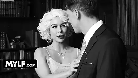 Büyük memeli Summer Vixen vahşi tarihsel rol oyununda yaramaz bir bayan Monroe'yu oynuyor