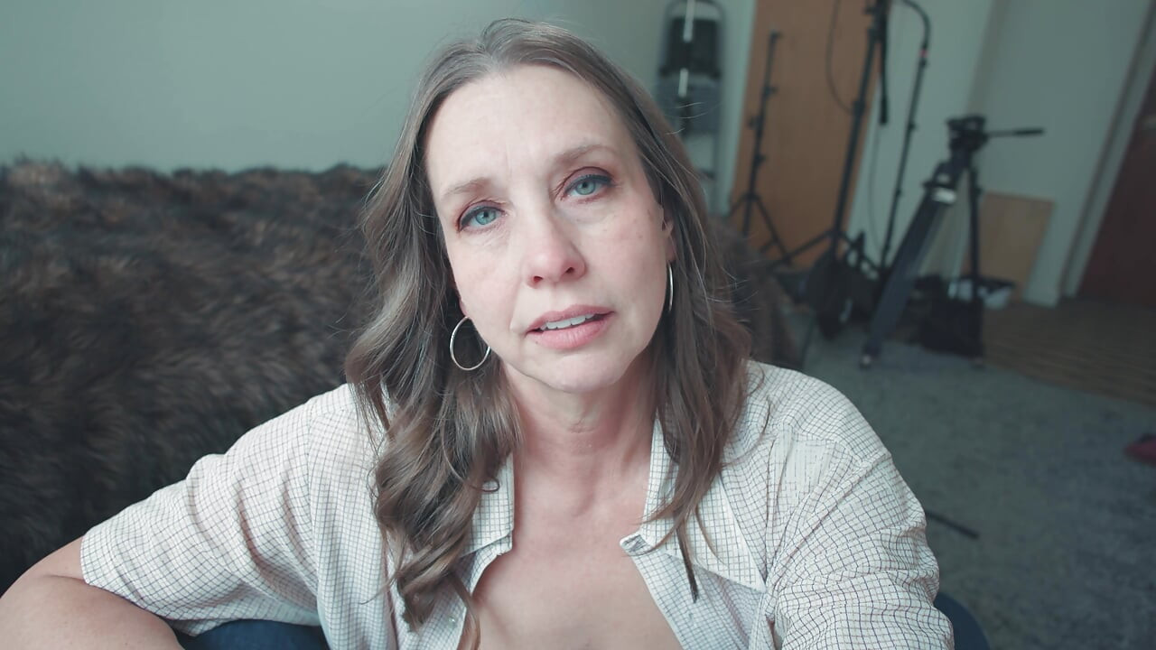 Sexy hot Mature Autumn J Cooper gives her best Behind the scenes Blowjob.