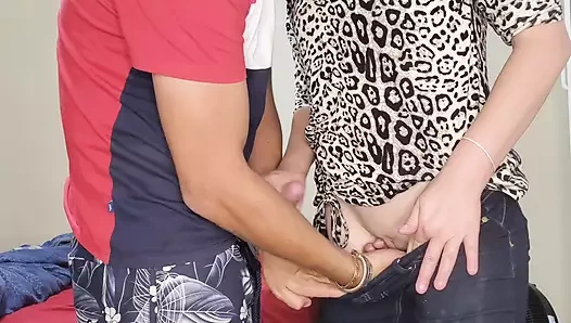 Ayakta amcık işi sikişiyor amatör ev yapımı