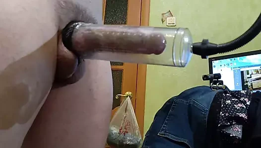 Bir vakum pompasında büyük bir penis şişirilmiş