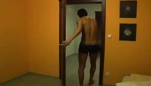 Adam erkek arkadaşını tek başına mastürbasyondan dorsamadan önce sikiyor