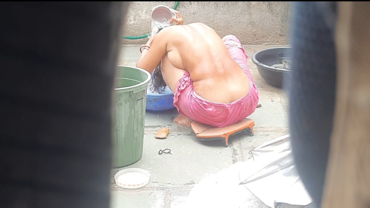 Üvey kız kardeşini açıkta banyo yaparken gördüm, üvey kız kardeş çok ateşli görünüyordu