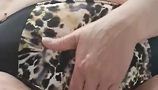 Parmaklarını külotun altına sok, delik çok ıslak ve sıcak