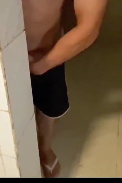 Üvey anne mutfakta izleniyor. Birden üvey oğlunun penisini gördü ve...