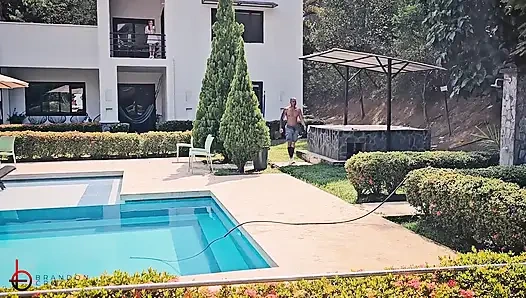 İri göğüslü patronum ve büyük götlü arkadaşı açık havada üçlü sekste yarağımı yutuyor