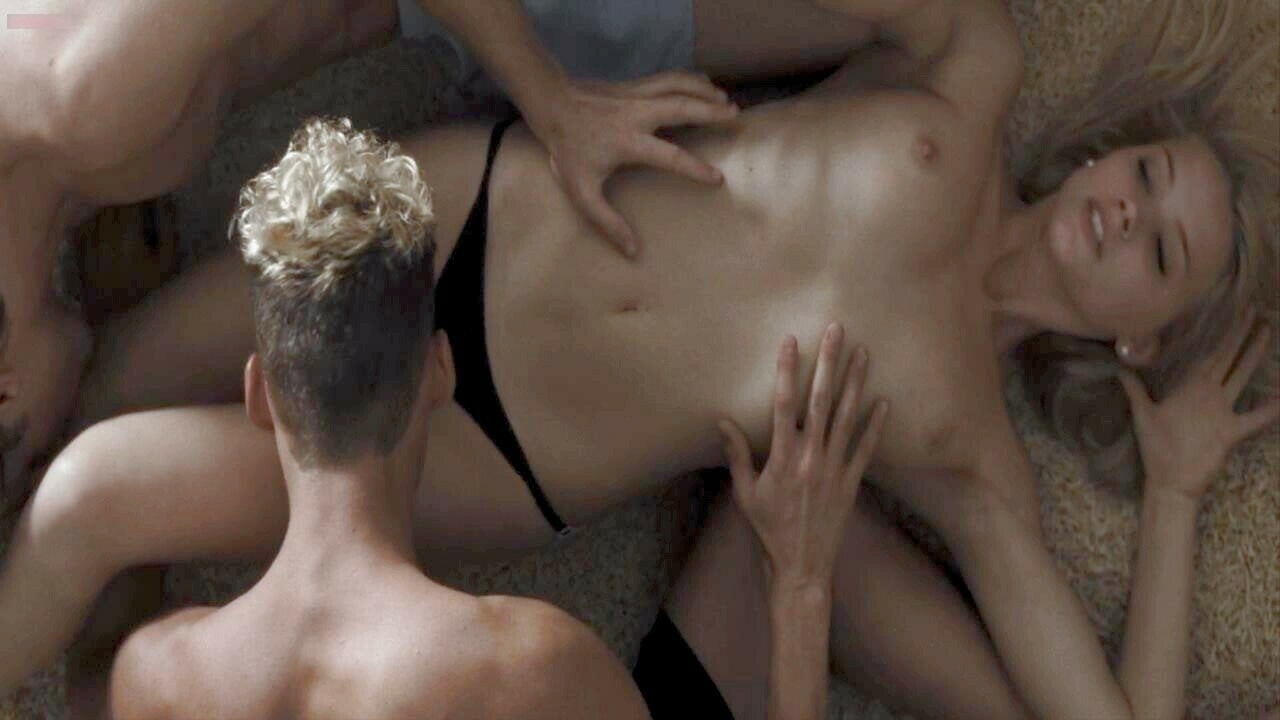 Amber Heard'un seksi götü ve göğüsleri