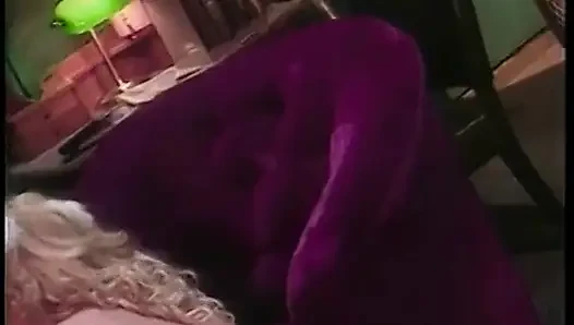 Güzel sarışın saçlı kız kostüm odasında sikiliyor