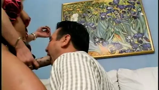 Orta yaşlı adamın odunsu kıllarını sertleştirmesinin tek yolu prostat bezine büyük askı ile masaj yaptırmak